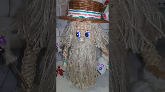 Вот такого симпатичного домовенка сплела из газетных трубочек. смотреть онлайн