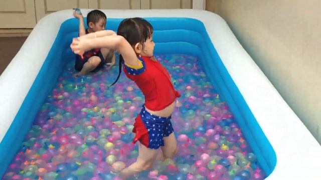 3000 Bunch O Balloons Kids Inflatable Pool Water Fight Fun | Balloons Videos for Toddlers смотреть онлайн