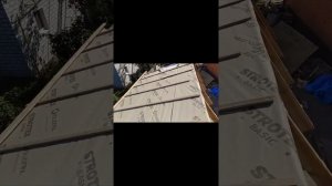 Мягкая черепица на небольшом уклоне.