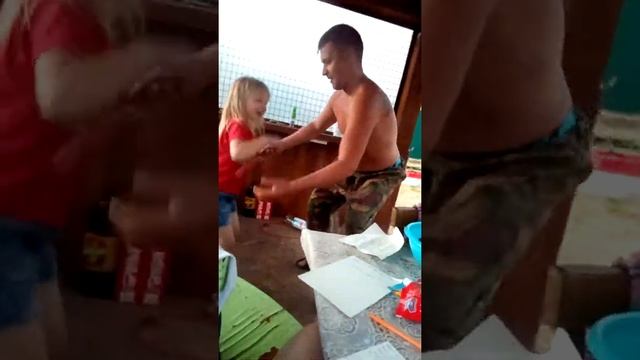 Папа с дочей отжигают на даче! смотреть онлайн