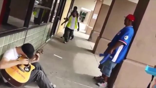 Очень крутой перфоманс от уличного музыканта и случайных прохожих смотреть онлайн