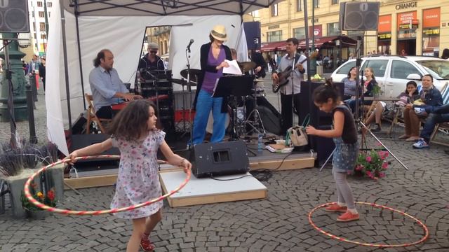 Пражский уличный фанк / Street funk music in Prague смотреть онлайн