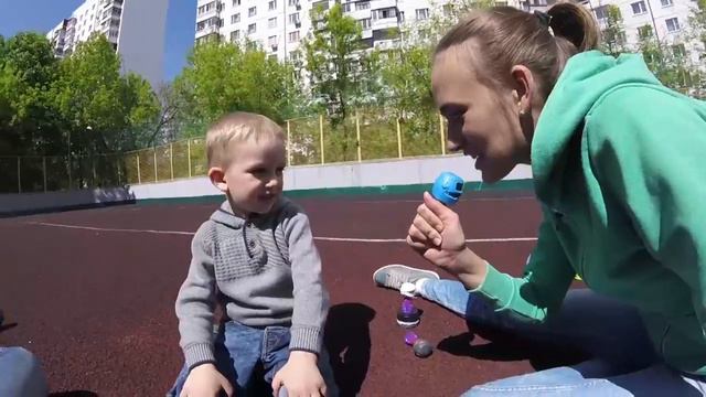 Влад играет с попрыгунчиками смотреть онлайн