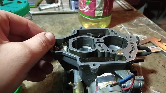 Замер уровня топлива в поплавковой камере Карбюратора Солекс . смотреть онлайн