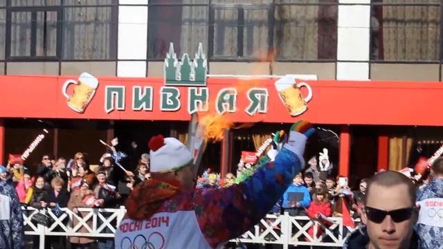 Устян Григорий  во время эстафеты Олимпийского огня в Сочи