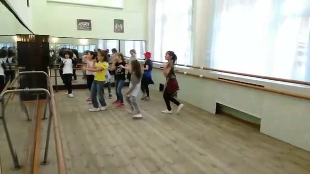 студия "Весёлая компания"- Мелкие стараются на репетиции смотреть онлайн