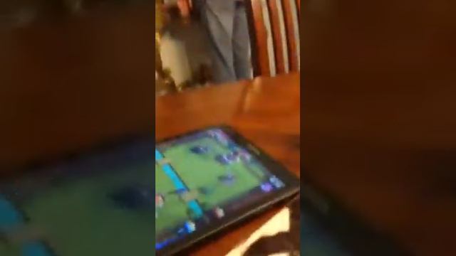 AVA PLAYING CLASH ROYALE ON HER IPAD :) HER FIRST TIME смотреть онлайн
