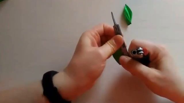 КАК СДЕЛАТЬ ЛИСТОЧКИ ИЗ АТЛАСНОЙ ЛЕНТЫ. смотреть онлайн