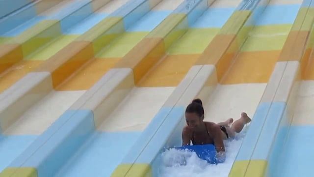 Аквапарк Одесса 7 км Надюша на горке смотреть онлайн