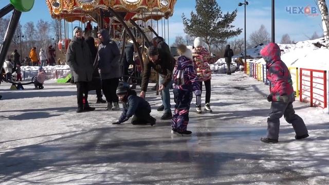 Множество детей и их родителей собралось в городском парке , чтобы проводить «Зимушку-Зиму» смотреть онлайн