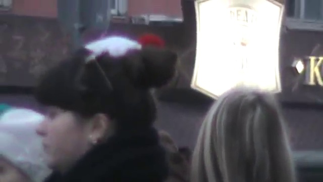 Девушка курит на остановке в городе Орле Город Орёл март 2015 год остановка смотреть онлайн