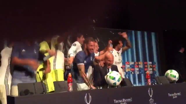 Игроки Реала забежали на пресс конференцию поздравить Зидана смотреть онлайн