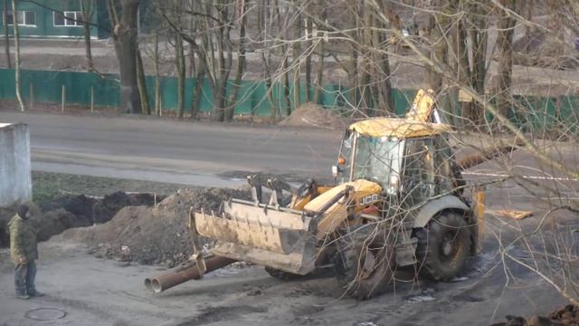 Экскаватор-погрузчик JCB 4CX ECO перемещает трубы смотреть онлайн