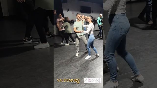 ?CLASE DE BACHATA EN VALDEMORO - ?NIVEL BÁSICO PARA PRINCIPIANTES смотреть онлайн
