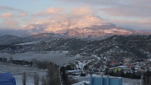 Эпичный и красивый закат в заснеженных горах Крыма смотреть онлайн