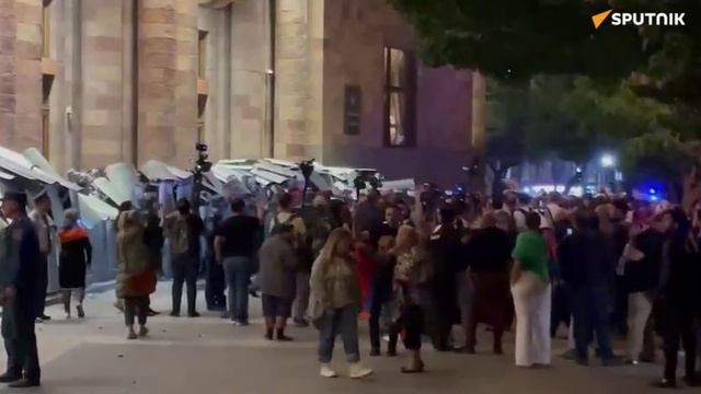 В Ереване начались столкновения манифестантов с полицией: есть пострадавшие смотреть онлайн
