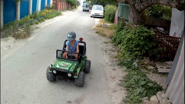 Гонки на джипе по Новороссийску! Детский бессмертный джип и маленький смелый водитель Виталик))) смотреть онлайн