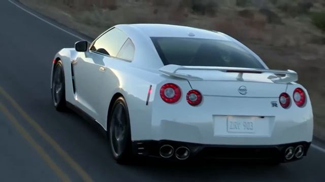 2017 Nissan GT-R vs 2015 Nissan GT-R смотреть онлайн