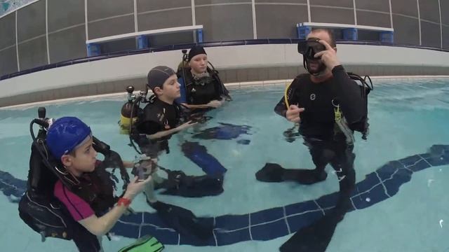 Детская секция дайвинга: первое занятие с аквалангом - работа с маской смотреть онлайн