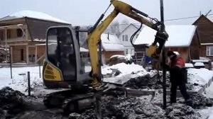 Закрутка винтовых свай мини-экскаватором