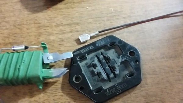 Nissan March K12. Замена резистора печки на Шнивовский