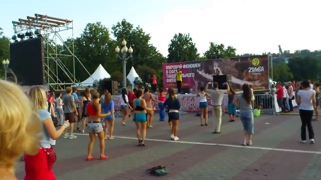 Зумба (zumba) в Лужниках.Москва. 28 июля 2012 года. смотреть онлайн