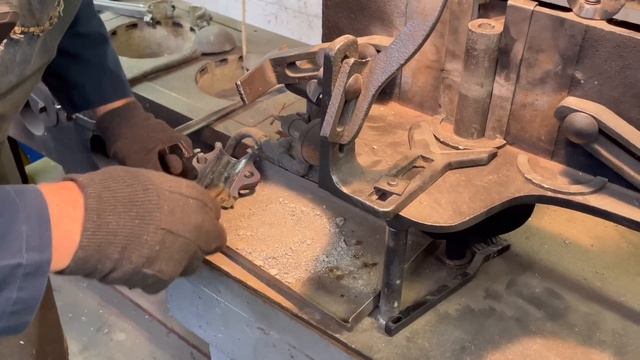 Pouring Babbitt bearings on a Ford Model T Engine Block смотреть онлайн