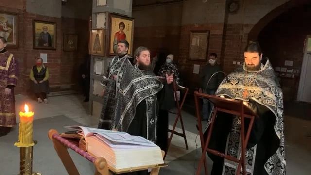 Утреня Великого Пятка с чтением Страстных Евангелий смотреть онлайн