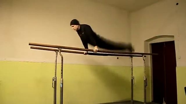 Доступные элементы на брусьях, круги двумя смотреть онлайн