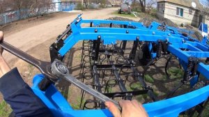 Выравниваем лапы, выставляем глубину и едим испытывать новый культиватор  КГШ-4 в работе!