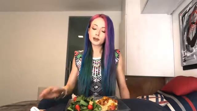 Я стала вегетарианкой, когда пошла в храм кришнаитов — Валерия Лукьянова смотреть онлайн