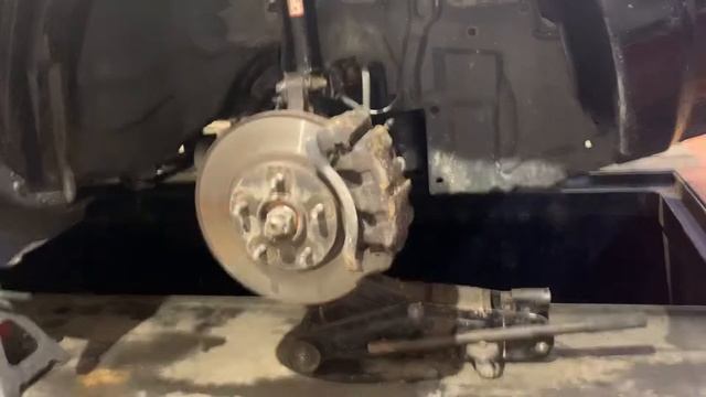 Servicing the disk brakes on a Nissan X-Trail T30 смотреть онлайн