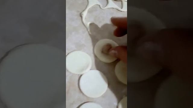 Лепим пельмешки (ліпим пельмені) смотреть онлайн