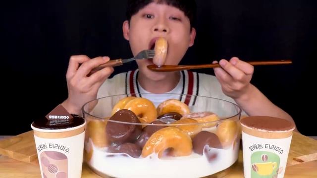 ASMR 미니글레이즈도넛&초콜릿아이스크림 위에떨어진 꿀우유 망원동 티라미수 먹방_! Mini Doughnuts With Milk Choco Ic смотреть онлайн