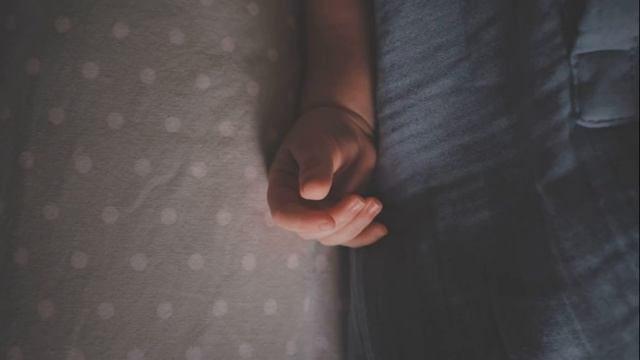 Соседи хотели разузнать, кого женщина скрывает в своем доме, но слышали только плач смотреть онлайн