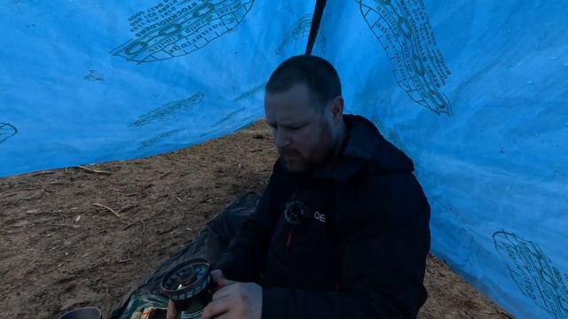 CAMPING IN RAIN under a self made shelter. смотреть онлайн