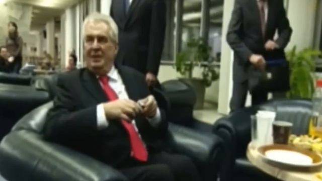 Zeman si nevšiml schodu a málem spadl смотреть онлайн