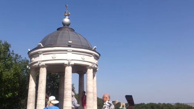 СУПЕР КРАСИВО.ВИД НА ПЯТИГОРСК С ПЛОЩАДКИ ГДЕ НАХОДИТСЯ БЕСЕДКА "ЭОЛОВА АРФА". смотреть онлайн