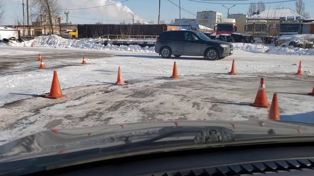 Как проще выполнять поворот на 90 градусов и левый правый повороты на автодроме #поворотынаавтодром смотреть онлайн