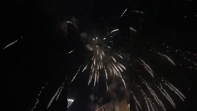 Салют над памятником Дюка в Одессе смотреть онлайн