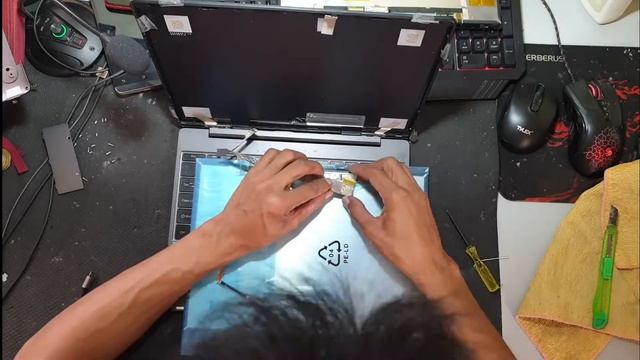 Chuwi CoreBook Pro LCD Replacement Using Huawei MateBook LCD смотреть онлайн