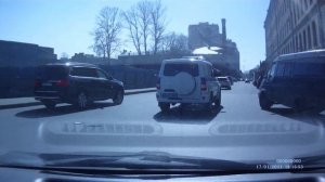 Как в России пропускают спецавтомобиль с включённым спецсигналом