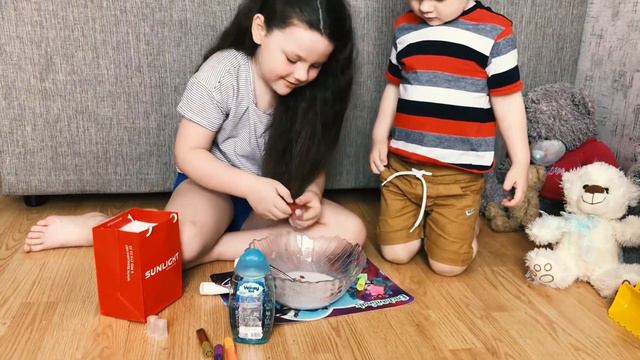 Лиза и Арсений делают слайм с блестками смотреть онлайн