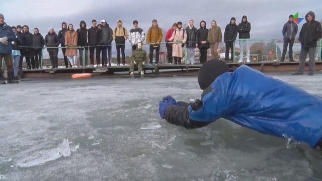 Школьникам Лесного показали, как помочь человеку, провалившемуся под лёд смотреть онлайн