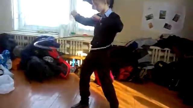 Опасный ганстер крутит обруч. ШОК! У качка бомбит! 18+ смотреть онлайн