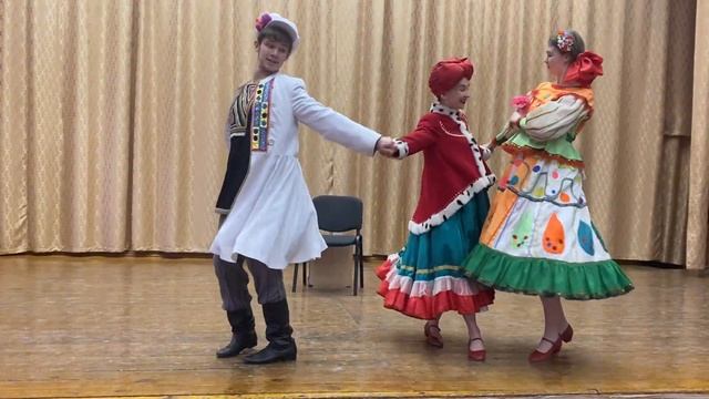 Шуточная танцевальная картинка "Сваха" Исполняют: Мария Альшиц Василиса Гольянова Григорий Кузовко смотреть онлайн