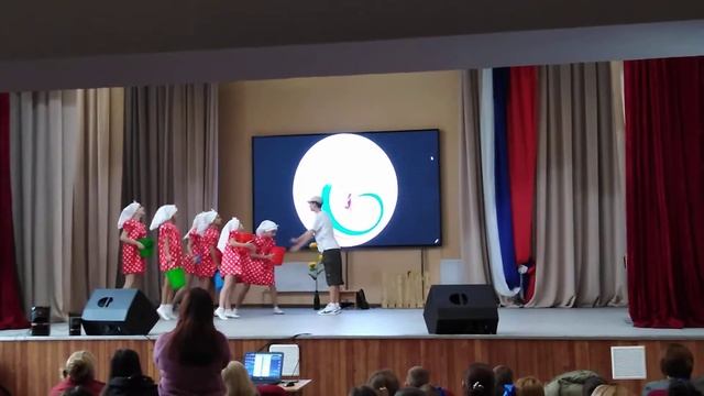 Танцевальный коллектив "Радуга" с танцем "33 коровы" смотреть онлайн