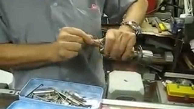 Kickass Malaysian Locksmith смотреть онлайн