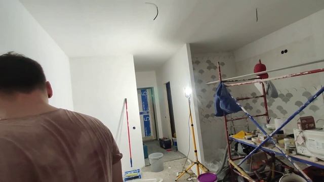 Поклеили обои на потолке/привезли битый кирпич нам на дорогу. смотреть онлайн