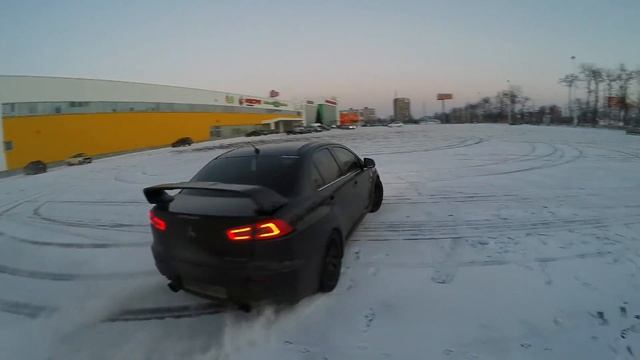 Эвик злится, зрители пищат смотреть онлайн